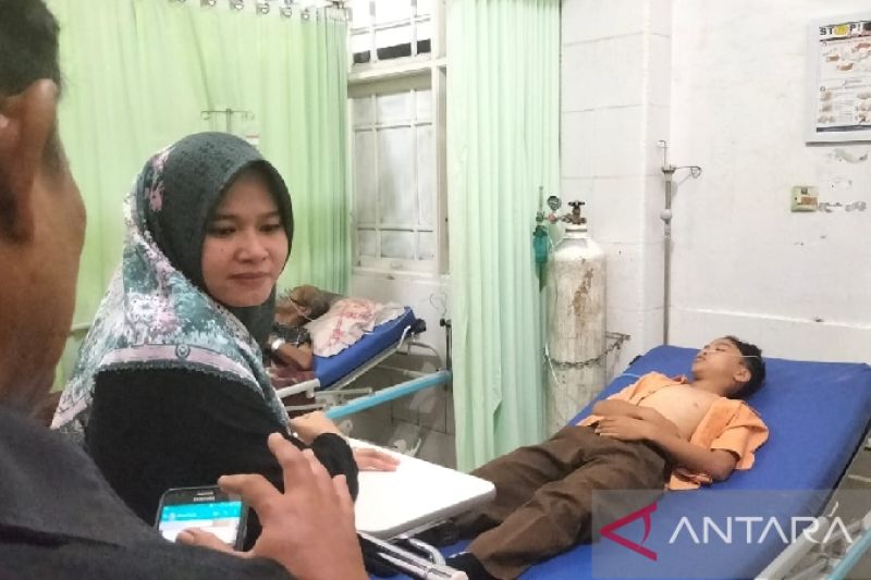 Salah satu murid SD 04 ketika mendapatkan penanganan medis di Pariaman, Kamis (2/2). (ANTARA/FathulAbdi)