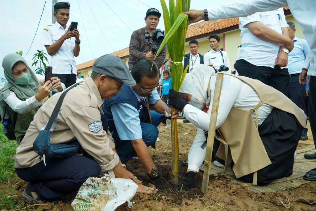 Cegah Abrasi Laut dan Rob, Warga di Karawang Tanam 300 Pohon