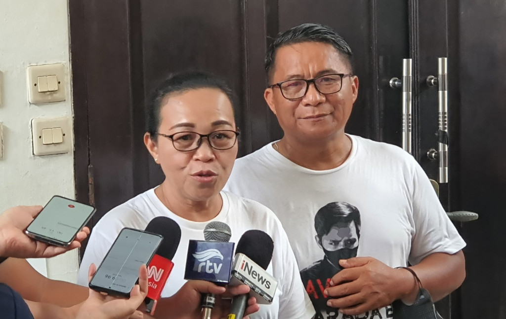 Orang tua Richard Eliezer Pudihang Lumiu alias Bharada E, Rynecke Alma Pudihang dan Sunandang Junus Lumiu. Medcom.id/Fachri Audhia Hafiez 