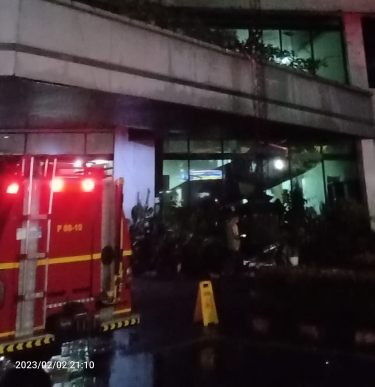 Diterpa Angin Kencang, Tower Radio di Kantor Dinas KPKP DKI Roboh