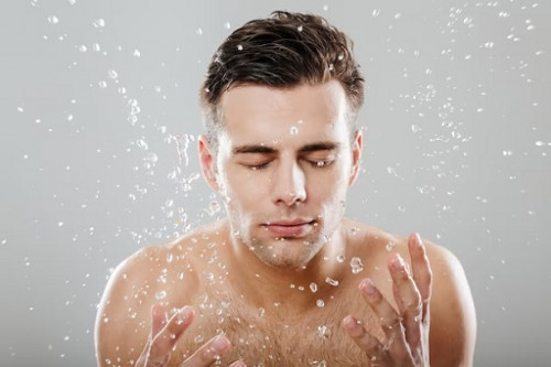 Cuci muka dengan air suam-suam kuku lebih baik untuk kulit. (Foto: Ilustrasi. Dok. Freepik.com)