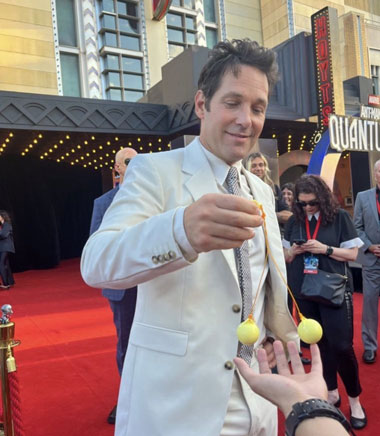 Heboh Bintang Film Ant-Man Main Lato-Lato