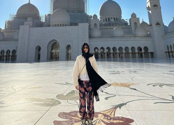 Pesona Jennie BLACKPINK Kenakan Hijab di Masjid Abu Dhabi