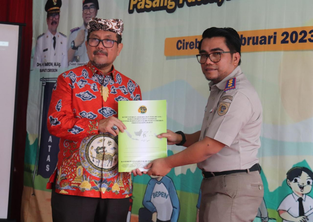 Bupati Cirebon dan Kepala BPN Kabupaten Cirebon saat melaunching program Gerakan Masyarakat Pemasangan Tanda Batas (GEMAPATAS) di Kabupaten Cirebon.