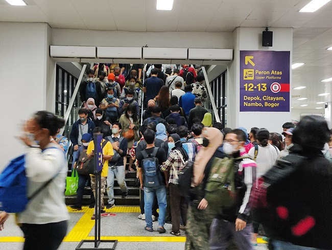 Pengguna KRL Keluhkan Antrean Panjang di Stasiun Manggarai