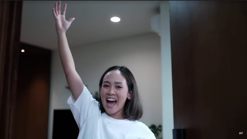 Almiranti Fira, seorang beauty vlogger yang memiliki anak bernama Aozora Madeena Arkanara atau Ao. (Foto: YouTube Almiranti Fira)