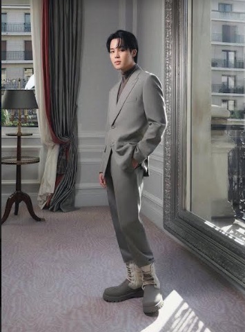 Intip Gaya Glamour Jimin BTS, Berpose dari Hotel Mewah di Paris