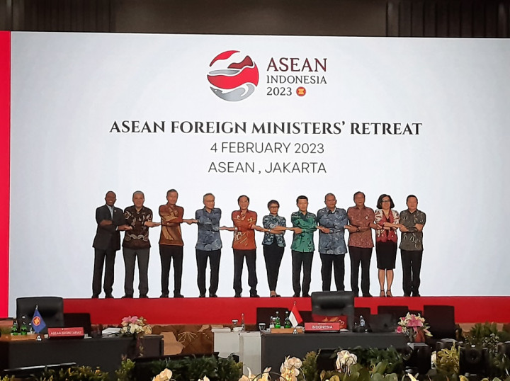 Bikin Bangga! Jajaran Menlu ASEAN Gunakan Batik di Pembukaan AMM Retreat