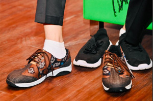 Keren! Ini Sepatu Kets Tenun Bali yang Dibeli Jokowi