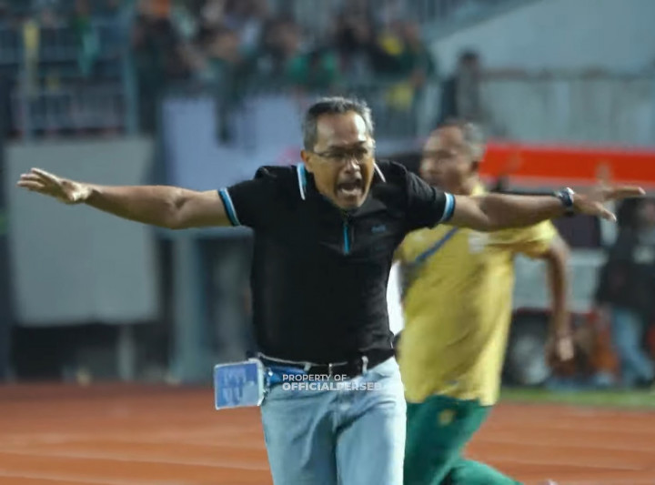 Selebrasi Pesawat Aji Santoso Usai Nufiandani Cetak Gol Kemenangan Persebaya