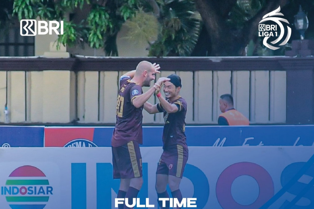 Kenzo Nambu (kanan) merayakan gol PSM Makassar bersama Wiljan Pluim. (Foto: Twitter BRI Liga 1)