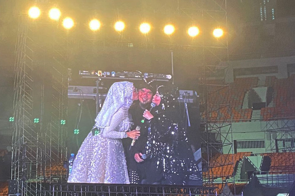 Ahmad Dhani dicium Mulan Jameela dan Elvy Sukaesih. (Foto: Medcom/Raja Alif)
