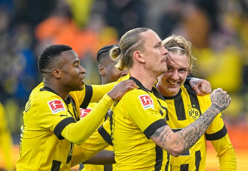 Para pemain Borussia Dortmund merayakan gol ke gawang Freiburg. (SASCHA SCHUERMANN / AFP)