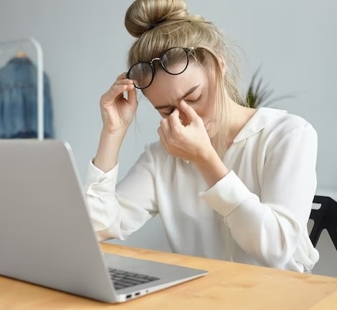 7 Cara Mengatasi Mata Lelah dan Mencegahnya dari Rasa Sakit