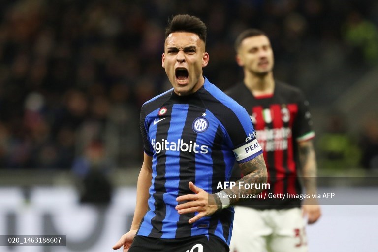 Penyerang Inter Milan, Lautaro Martinez, merayakan golnya ke gawang AC Milan (AFP/Marco Luzzani)