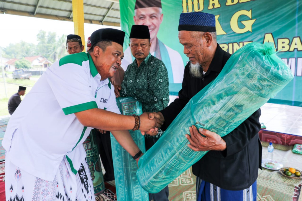 Santrine Abah Ganjar Salurkan Karpet Sajadah untuk 7 Dusun di Lampung