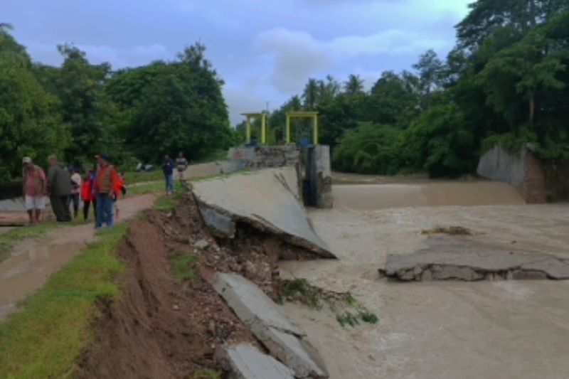 Proyek Tol Terhambat Tanah Keraton hingga Bendungan Oesao Jebol