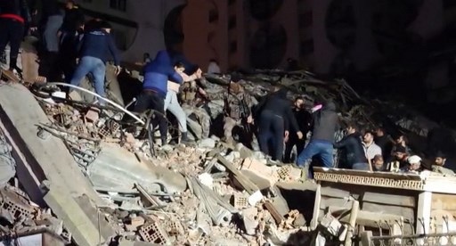 Gempa Turki menyebabkan getaran yang terasa di Suriah dan Turki. Foto: AFP