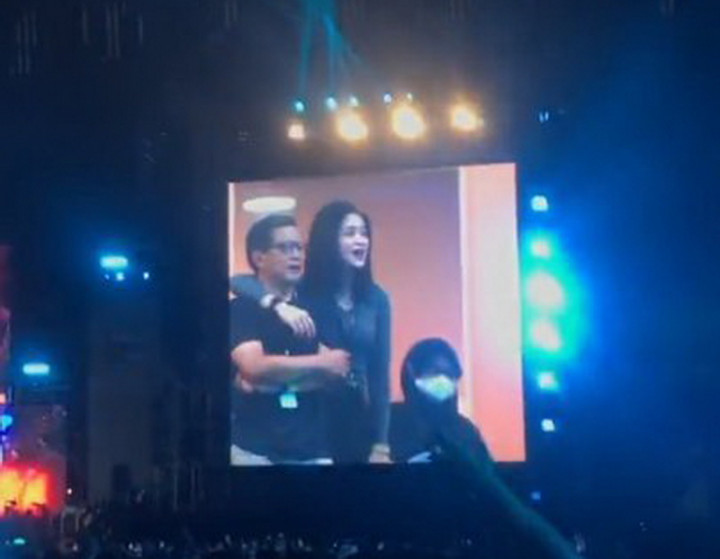 Ciye! Rocky Gerung Dirangkul Wanita Cantik di Konser Dewa 19, Langsung Dilepas Usai Disorot Kamera