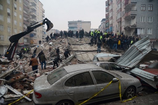 Kehancuran akibat korban gempa di Turki berkekuatan 7,8 Magnitudo pada Senin 6 Februari 2023. Foto: AFP