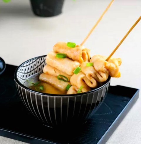 Penasaran gimana rasa odeng, sate khas Korea? Kamu bisa bikin sendiri kok. Kuy, dicoba. (Foto: Dok. Endeus TV)