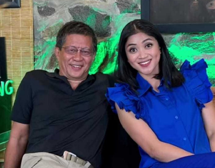 Terungkap! Ini Wanita yang Rangkul Mesra Rocky Gerung di Konser Dewa 19