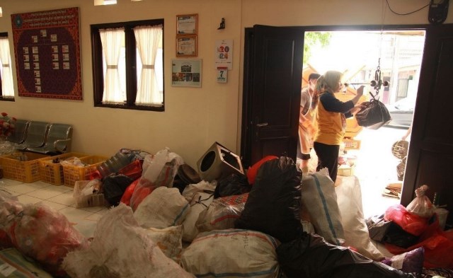 Program ini mengembangkan sistem pengelolaan sampah berbasis rumah tangga dan komunitas. (Foto: Dok. Wahana Visi Indonesia)