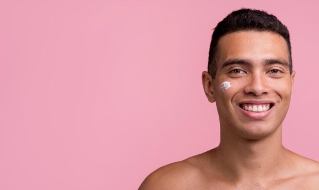 Simak! Dokter Kulit Bagi Tips Pakai Skincare untuk Para Pria