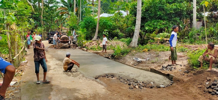Para Pemuda di Roworena Barat Perbaiki Jalan Akses Desa