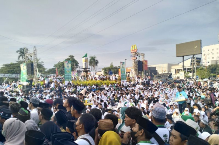 Rayakan 1 Abad NU, Warga Nahdliyin Padati Depan Gelora Delta Sidoarjo