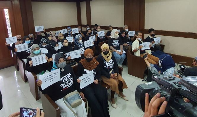 Aksi Keluarga Korban Gagal Ginjal, Pakai Kaos 'Kukira Obat Ternyata Racun'