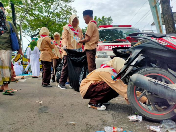 Ratusan Pelajar Jadi Relawan Pasukan Semut di Acara 1 Abad NU