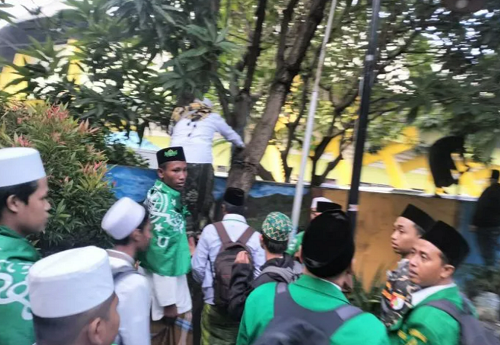 Peserta seabad NU yang nekad masuk komplek dengan melompat pagar. ANTARA/Indra Setiawan
