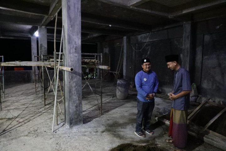 Relawan Bantu Perluasan Masjid Pondok Pesantren di Kuningan