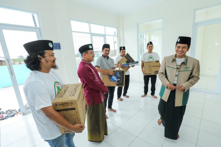 Dukung Kemajuan Ponpes, Santri di Jabar Beri Bantuan Komputer