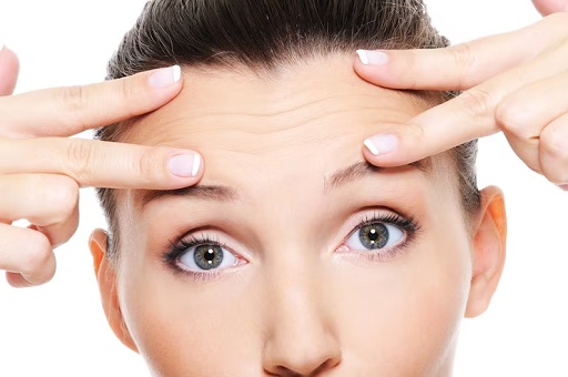 Keriput pada dahi seringkali disebabkan karena kebiasaan menggunakan maskara atau eyeshadow. (Foto: Ilustrasi. Dok. Freepik.com)