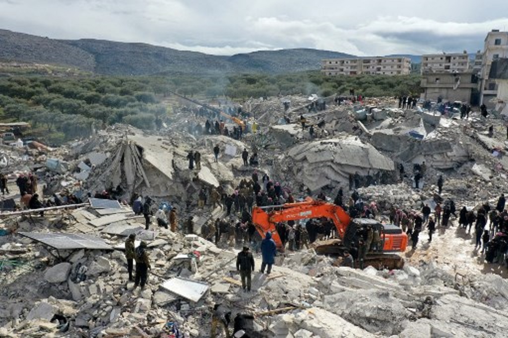 Petugas mencari korban selamat di lokasi gempa bumi di kota Harim, Suriah, 6 Februari 2023. (Omar HAJ KADOUR / AFP)