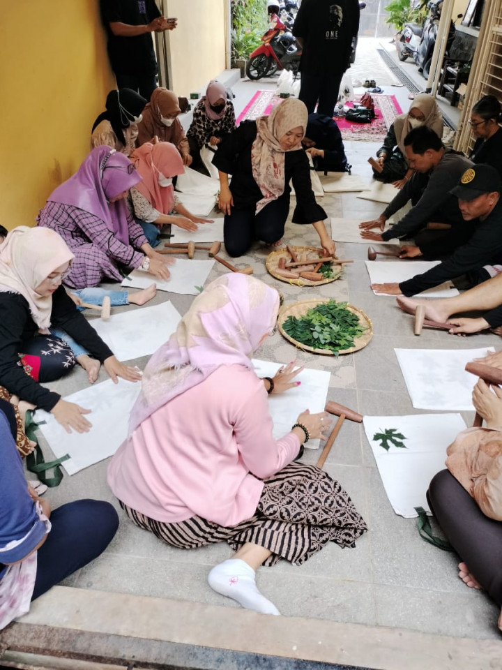 Mak-mak di Lampung Diajak Bikin Kerajinan Tangan dengan Metode Ecoprint