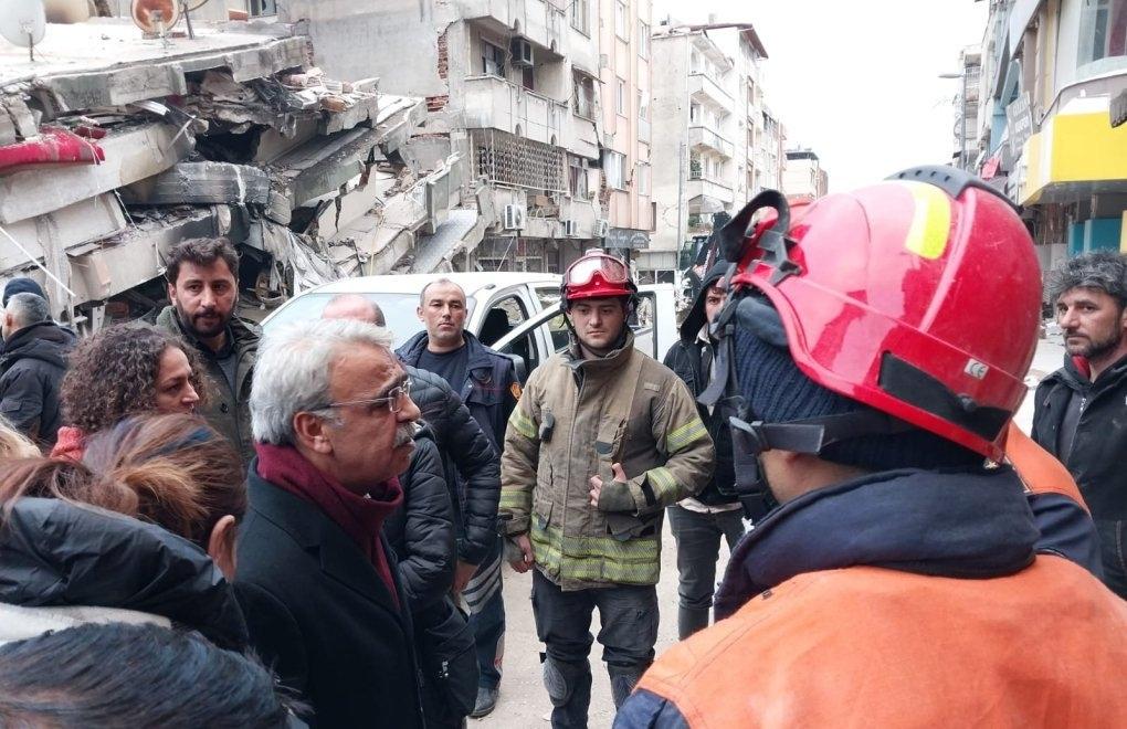 Regu penyelamat Turki berhadapan dengan warga Hatay yang terkena imbas gempa. Foto BIA News