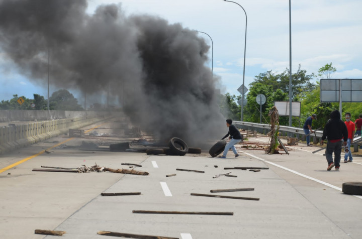 Ganti Rugi Lahan Belum Dibayar, Ahli Waris Blokade Tol Jatikarya