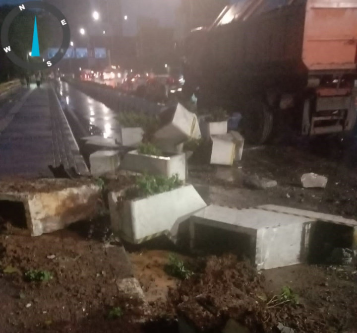<i>Gubrak</i>! Jalur Sepeda Permanen di Depan BNI City Ditabrak Truk Sampah