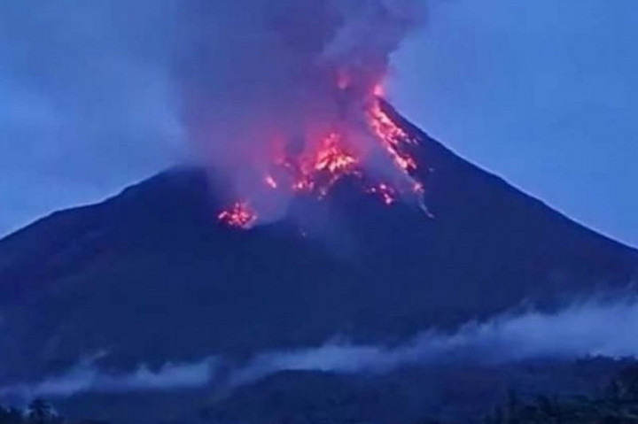 Luncuran Lava Pijar Gunung Karangetang Capai 1.500 Meter
