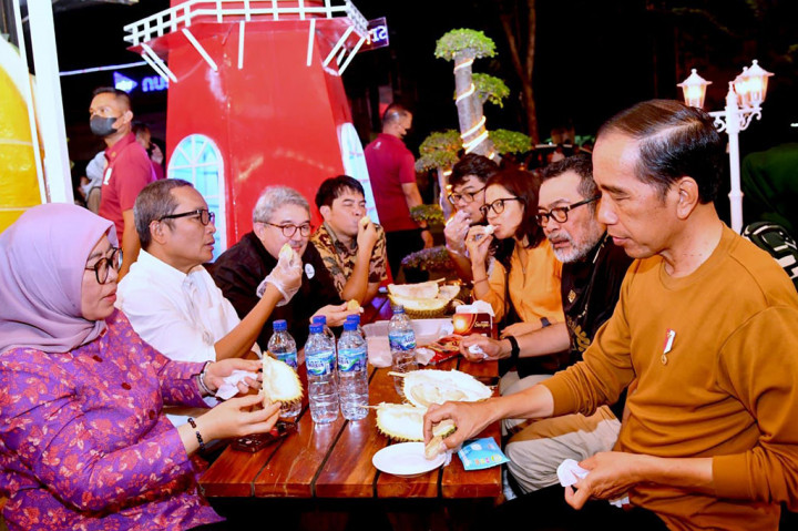 Asyiknya Jokowi Makan Durian Bersama Para Pemred di Medan
