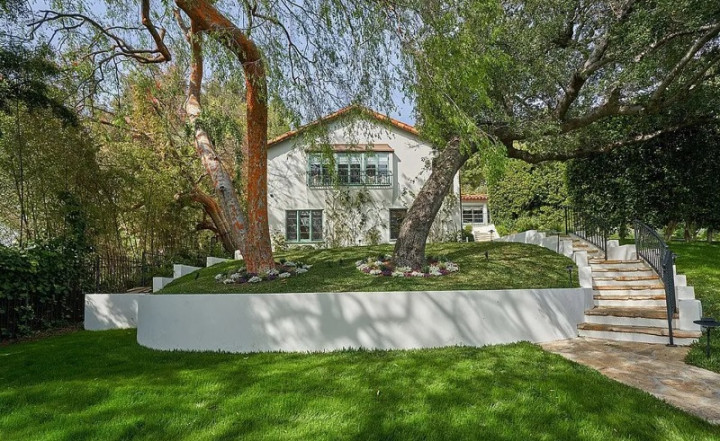 Populer Properti: Properti Mewah Robert Pattinson hingga Tips Beli Rumah Bergaji UMR