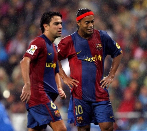 Ketika Ronaldinho Memberikan Semangat kepada Xavi Hernandez