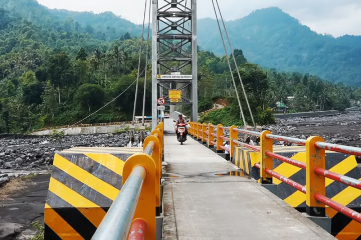 Tali Sling Jembatan Gantung Kali Regoyo di Lumajang Terputus