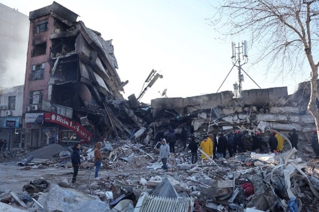 Reruntuhan bangunan di lokasi gempa bumi di Kahramanmaras, Turki, 7 Februari 2023. (Adem ALTAN / AFP)