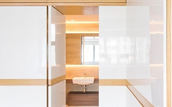 Cara Mudah Membuat Pintu Kamar Mandi tak Kasat Mata