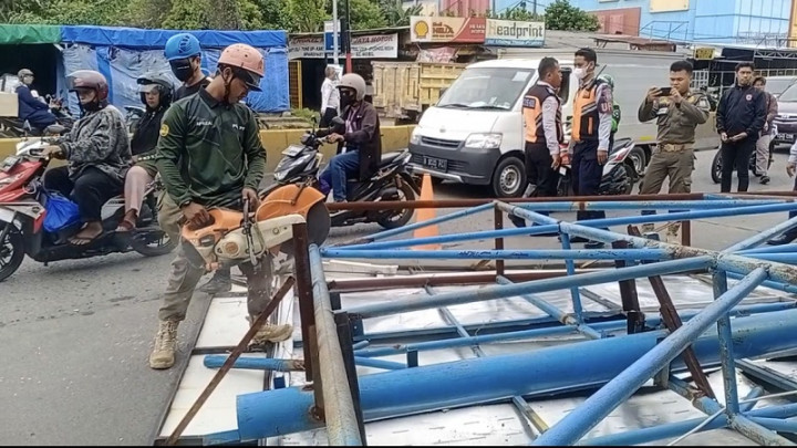 Satpol PP Tangsel Panggil Pemilik Reklame yang Roboh Timpa Kendaraan