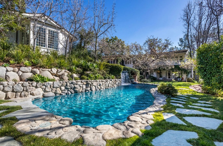 Jim Carrey Jual Rumah Rp436 Miliar, Isinya Ada Bioskop hingga Kolam Renang